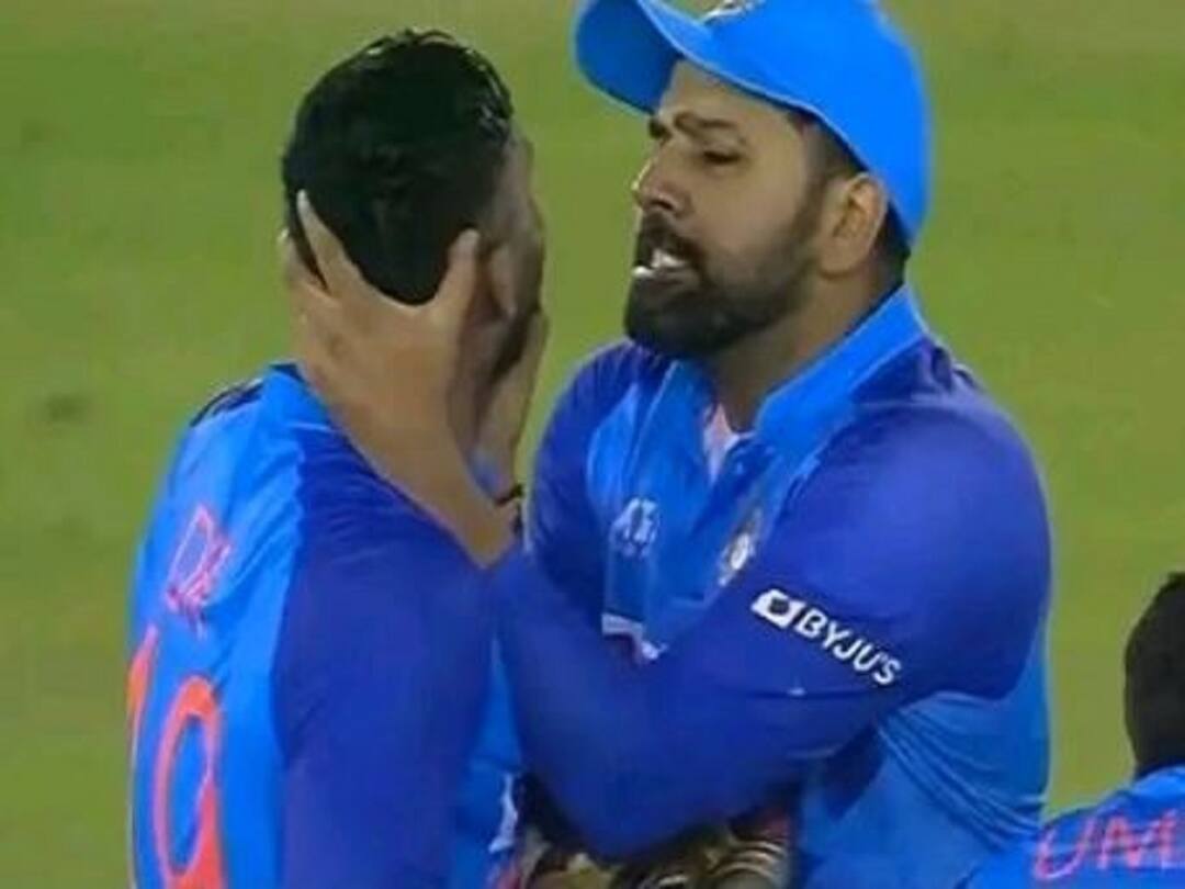 IND VS AUS Rohit sharma angry at dinesh kartik for not appeal lbw on Aussies batsmen కీపర్ దినేశ్ కార్తీక్ గొంతు పట్టుకున్న రోహిత్ - సోషల్ మీడియాలో ఫొటో వైరల్