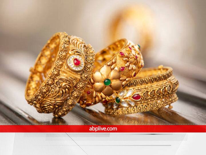 धन की रक्षा करो- लक्ष्मी जी उन लोगों को अपना आशीर्वाद अवश्य देती हैं जो धन की रक्षा करते हैं, जो लोग धन के महत्व को नहीं समझते हैं, लक्ष्मी जी ऐसे लोगों को छोड़कर चली जाती हैं. धन की सुरक्षा आवश्यक है. इसमें लापरवाही नहीं बरतनी चाहिए.