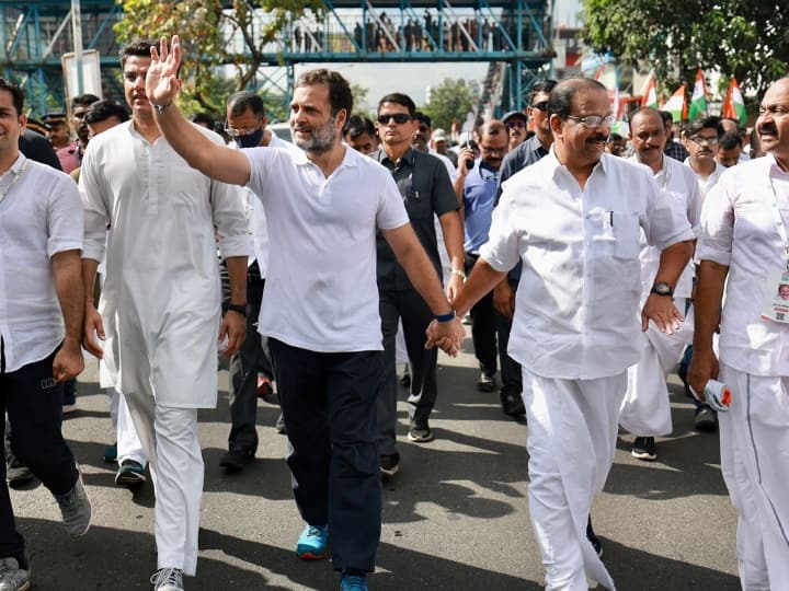 रमेश के अनुसार गांधी ने कहा कि यह कोई गलती नहीं थी. ये छोटे व्यवसायों, एमएसएमई क्षेत्र को नष्ट करने और कुछ चुनिंदा व्यवसायों, उद्योगों और उद्योगपतियों को लाभ पहुंचाने के लिए जानबूझकर उठाए गए कदम थे.