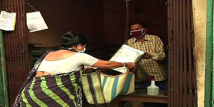 অন্ত্যোদয় অন্নযোজনা (AAY) ও  বিশেষ অগ্রাধিকার প্রাপ্ত (SPHH) রেশন কার্ডগ্রাহক পরিবারগুলি এই সুযোগ সুবিধা পাবেন।