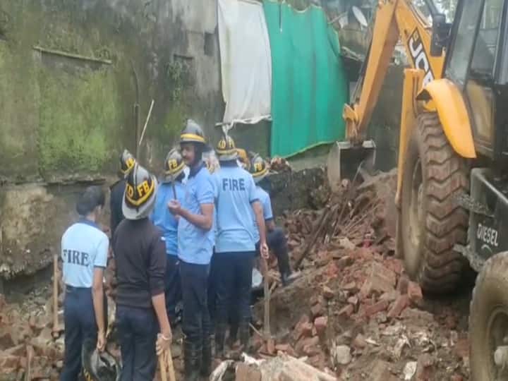 Two labourers killed three injured as Dombivlis Siddharh Nagar railways protection wall collapsesed  Dombivali News : डोंबिवलीच्या सिद्धार्थ नगरमध्ये रेल्वेची संरक्षक भिंत कोसळली, दोघांचा मृत्यू, तर तीनजण जखमी