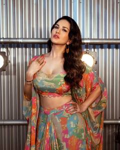 Sunny leone : ஒரு ஊரில் அழகே உருவாய் ஒருத்தி இருந்தாளே....சன்னியின் கலக்கல் க்ளிக்ஸ்..!