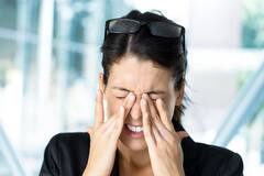 दिवाली बाद आंखों की जलन से परेशान हैं तो ऐसे कंट्रोल करें आई सेंसेटिविटी