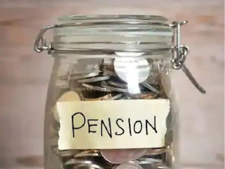 ATAL Pension Scheme: અટલ પેન્શન યોજના હેઠળ રોકાણ કરનારા લોકોને 5000 રૂપિયા સુધીનું માસિક પેન્શન મળે છે. પરંતુ હવે આવકવેરો ભરનારા કરદાતાઓ આ યોજનાનો લાભ લઈ શકશે નહીં. વાસ્તવમાં, ભારત સરકારના નાણા મંત્રાલયે નિયમોમાં ફેરફાર કરતા કહ્યું કે 1 ઓક્ટોબર, 2022 થી, કોઈપણ નાગરિક જે આવકવેરો ભરનાર છે તે અટલ પેન્શન યોજનામાં જોડાવા માટે પાત્ર રહેશે નહીં.