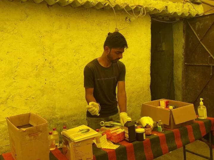 पशुपालन विभाग के अपर निदेशक ने बताया कि स्वस्थ मवेशियों के संक्रमितों के संपर्क में आने से लंपी वायरस फैल रहा है. संक्रमित पशुओं के इलाज के लिए यहां आइसोलेशन सेंटर खोला गया है.