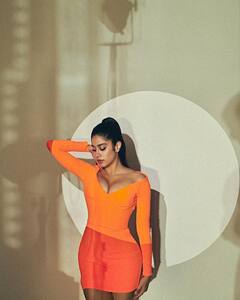 डीप नेक ओरेंज बॉडीकॉन ड्रेस पहन Janhvi Kapoor ने फिर ढाया कहर, इस कातिलाना लुक देख मर मिटेंगे फैंस