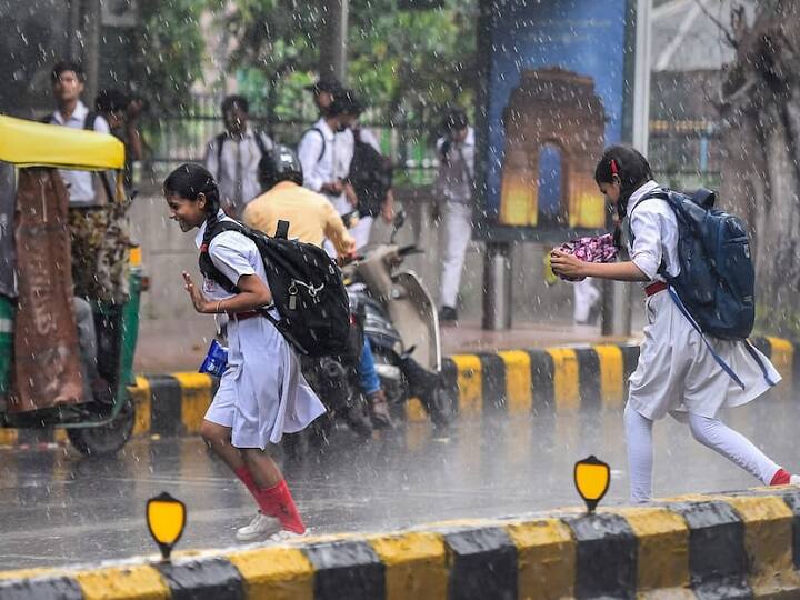 Delhi NCR Rain Light Rains in Many Parts of Delhi Noida Gurugram Today After 12 PM Delhi-NCR Rain: झमाझम बारिश से सराबोर हुई दिल्ली-एनसीआर की धरती, मौसम हुआ सुहावना