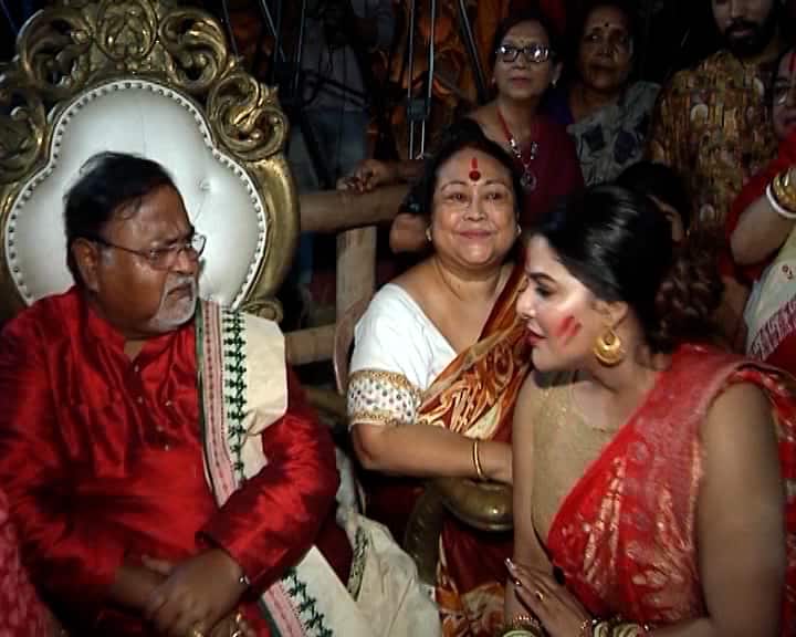 ১৭২ পাতার চার্জশিটে একের পর এক বিস্ফোরক দাবি করে চলেছে ইডি। কখনও অর্পিতা মুখোপাধ্যায়ের বিমার প্রিমিয়াম নিয়ে, কখনও তাঁর সম্পত্তি নিয়ে, কখনও আবার তাঁর ব্যক্তিগত ইচ্ছে নিয়ে উঠছে অভিযোগ।