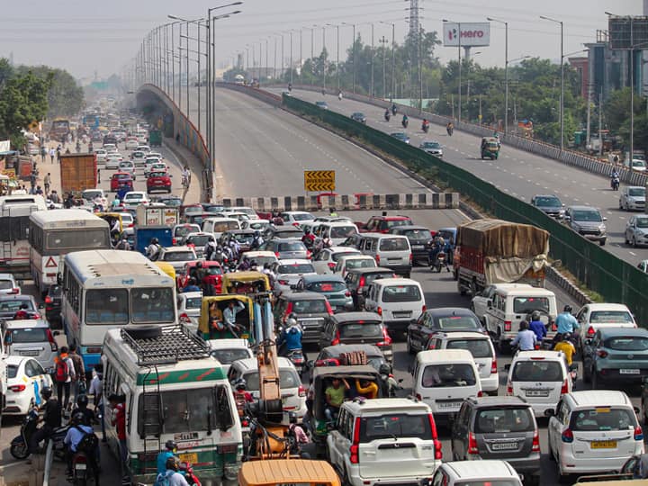 Delhi Jaipur Highway  Heavy Traffic after a vehicle broke down Gurugram travelling Trouble Gurugram: दिल्ली-जयपुर हाईवे पर गाड़ी खराब होने से थमी रफ्तार, लंबा जाम लगने से लोगों को हुई भारी परेशानी