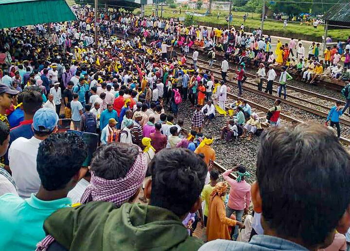 একাধিক দাবিতে, মঙ্গলবার ভোর ৬টা থেকে, বাংলা-ঝাড়খণ্ড-ওড়িশায় রেল অবরোধের ডাক দেয় কুড়মি সম্প্রদায়ের বিভিন্ন সংগঠন। একদিন পর বুধবারও চলছে সেই আন্দোলন। ছবি: পিটিআই