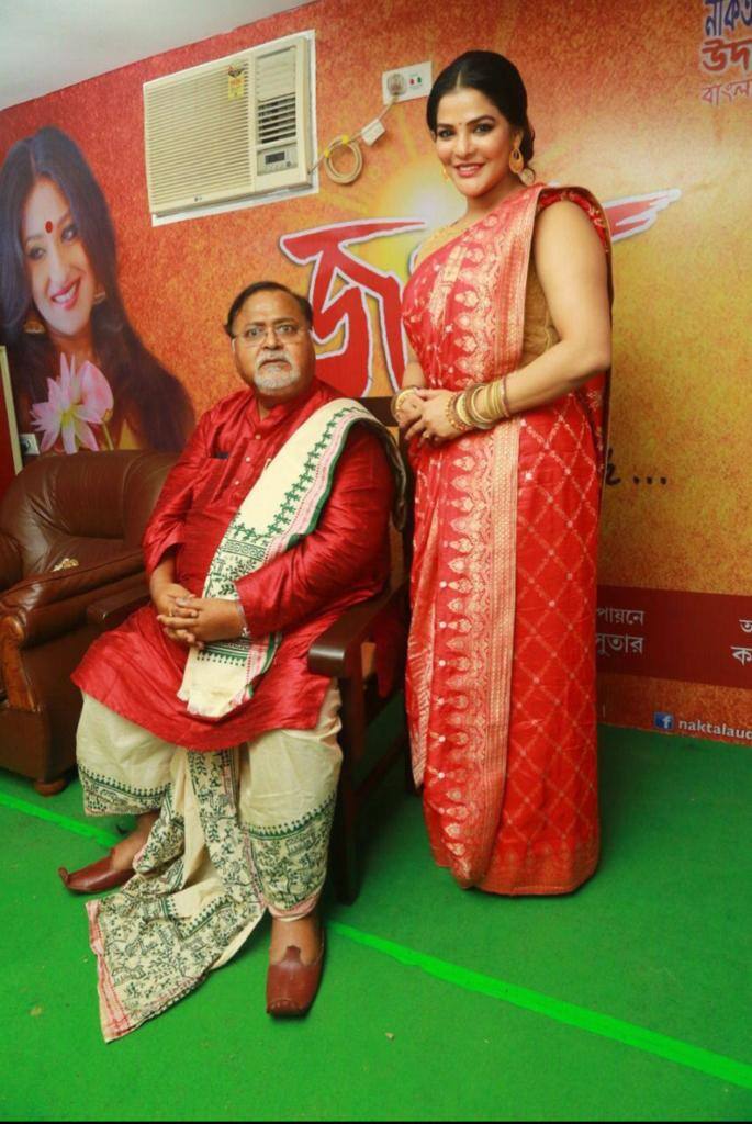 হ্যাঁ এটাই সত্যি!  ইডি চার্জশিটে দাবি করেছে, অর্পিতা মুখোপাধ্যায়ের জীবন বিমার প্রিমিয়াম বাবদ দিতে হত বছরে দেড় কোটি টাকা!  আর এই প্রিমিয়াম দিতেন পার্থ চট্টোপাধ্যায়!