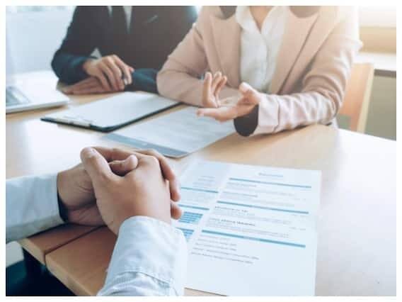 બોડી લેંગ્વેજ પર ધ્યાન આપો: ઇન્ટરવ્યુ દરમિયાન, તમારી બેસવાની મુદ્રા યોગ્ય રાખો. પગને ખસેડશો નહીં, તેમજ જ્યારે તમે જવાબ આપો છો, ત્યારે તમારી અભિવ્યક્તિ બતાવવા માટે હાથ અને ચહેરાના હાવભાવથી વસ્તુઓ સમજાવવાનો પ્રયાસ કરો.