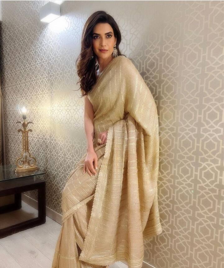 आता पुन्हा एकदा अभिनेत्रीने तिचा नवा लूक शेअर केला आहे. (फोटो सौजन्य :karishmaktanna/इंस्टाग्राम)
