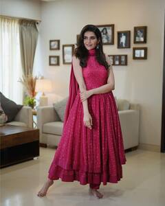 PHOTO: टीव्ही ते बॉलीवूड प्रवास करणाऱ्या करिश्मा तन्नाचा क्लासी लूक; पाहा फोटो!