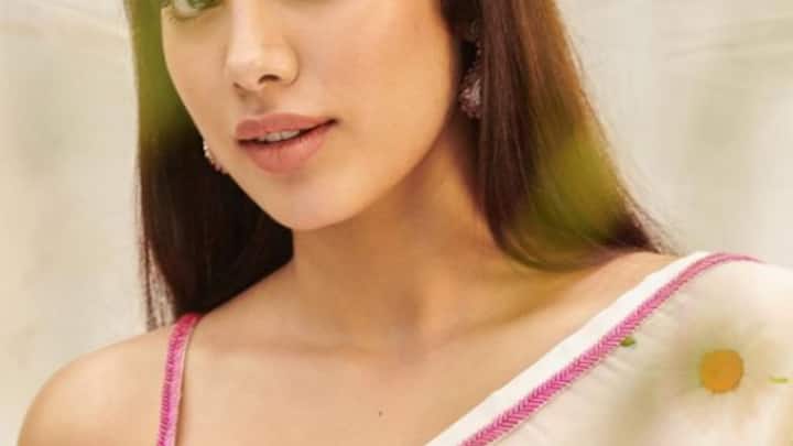 সামনেই উৎসবের মরসুম। তার আগে ভিন্ন 'লুক'-এ দেখা গেল তাঁকে।