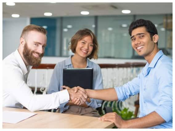 Job Interview Tips: નોકરીના ઈન્ટરવ્યુ દરમિયાન એક-બે નહીં પણ અનેક ટેન્શન હોય છે. ઉદાહરણ તરીકે, શું પહેરવું, કેવી રીતે જવાબ આપવો, હું કેવી રીતે છાપ બનાવીશ વગેરે જેવા ઘણા પ્રશ્નો મારા મગજમાં ચાલતા રહે છે, જ્યાં સુધી ઇન્ટરવ્યુ પૂરો ન થાય.