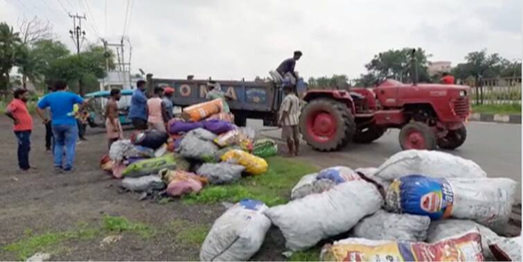 west burdwan: Illegal coal recovered from Andal passenger private bus West Burdwan: অন্ডালে যাত্রীবাহী বেসরকারি বাস থেকে উদ্ধার বেআইনি কয়লা