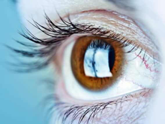Eye Blinking: महिलाओं की कौन सी आंख का फड़कना होता है शुभ, इस बात का भी हो सकता है संकेत