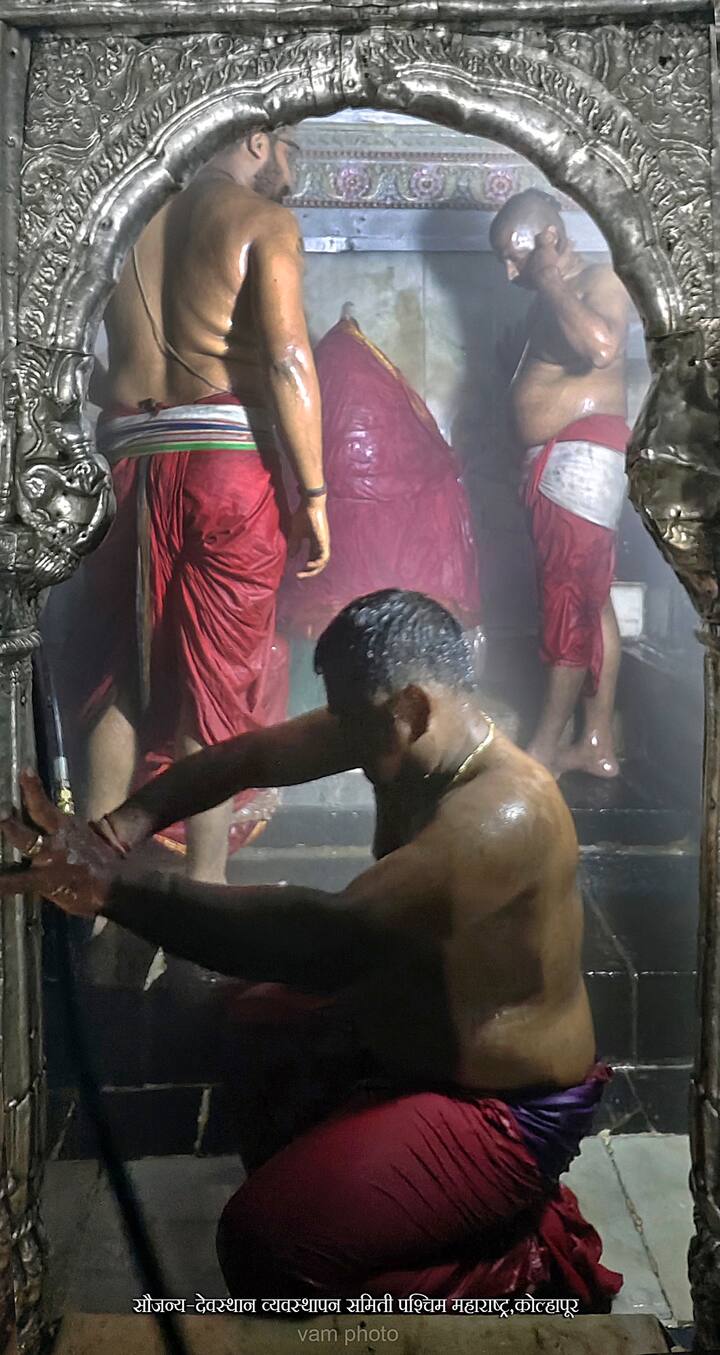 देवीच्या गाभाऱ्याची स्वच्छता पूर्ण करण्यात आली आहे.