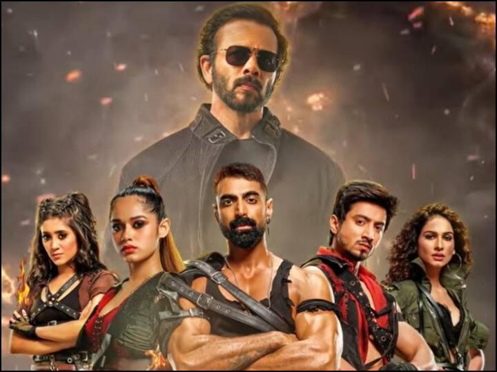 रोहित शेट्टी के स्टंट बेस्ड शो 'खतरों के खिलाड़ी 12' ने दर्शकों का भरपूर मनोरंजन किया है. फिनाले से पहले शो तीसरे नंबर पर हिट चल रहा है. दर्शक खतरों के खिलाड़ी विनर के लिए काफी एक्साइटेड नजर आ रहे हैं.