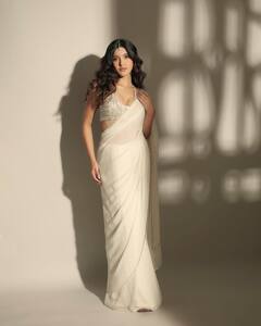 PHOTO: फोटोशूटसाठी शनाया कपूरने परिधान केला रिव्हिलिंग ड्रेस, पाहा बोल्ड लूक!