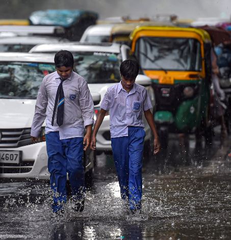 दिल्ली समेत देश के कई स्मार्ट-शहर बारिश के पानी में डूबे, लोगों का फूटा गुस्सा, ड्रेनेज सिस्टम पर उठाए सवाल