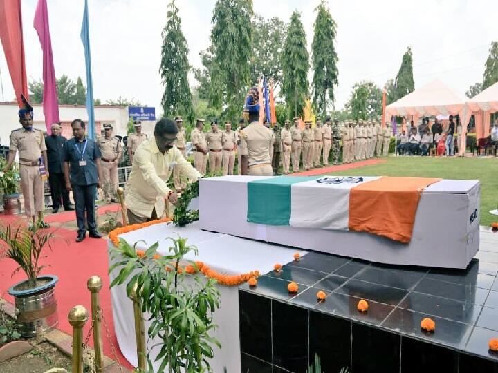 Jharkhand: चतरा मुठभेड़ में घायल CRPF जवान शहीद, CM हेमंत सोरेन ने जताया दुख Jharkhand CRPF jawan Chittaranjan Kumar martyr injured in Chatra encounter, CM Hemant Soren expressed grief Jharkhand: चतरा मुठभेड़ में घायल CRPF जवान शहीद, CM हेमंत सोरेन ने जताया दुख