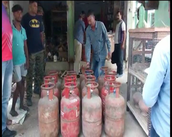 North 24 Pargana: District Enforcement Branch raids illegal gas godown in Deganga North 24 Pargana: দেগঙ্গায় অবৈধ গ্যাস গোডাউনে জেলা এনফোর্সমেন্ট ব্রাঞ্চের হানা
