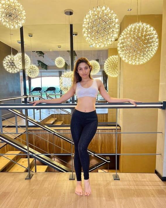 ડોનલ બિષ્ટે પોતાની તસવીરોને થોડીવાર પહેલા જ શેર કરી છે. તેનુ ફેન ફોલોઇંગ ખુબ લાંબુ છે, જે કારણે ગણતરીના કલાકોમાં હજારોમાં લાઇક્સ અને કૉમેન્ટ આવી ગઇ છે.