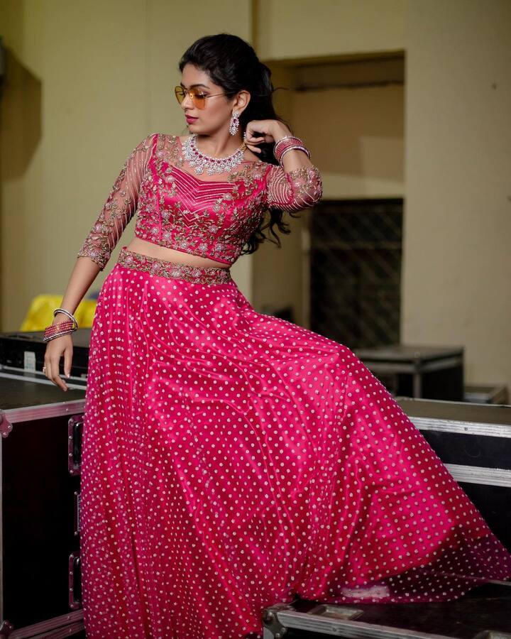 இடுப்பு வேட்டி அவுருதடி நீ சிரிச்சா தன்னால...