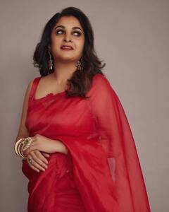 Ramya Krishnan :  மின்சார பூவே பெண் பூவே..ரம்யா கிருஷ்ணனின் கலக்கல் க்ளிக்ஸ்..!