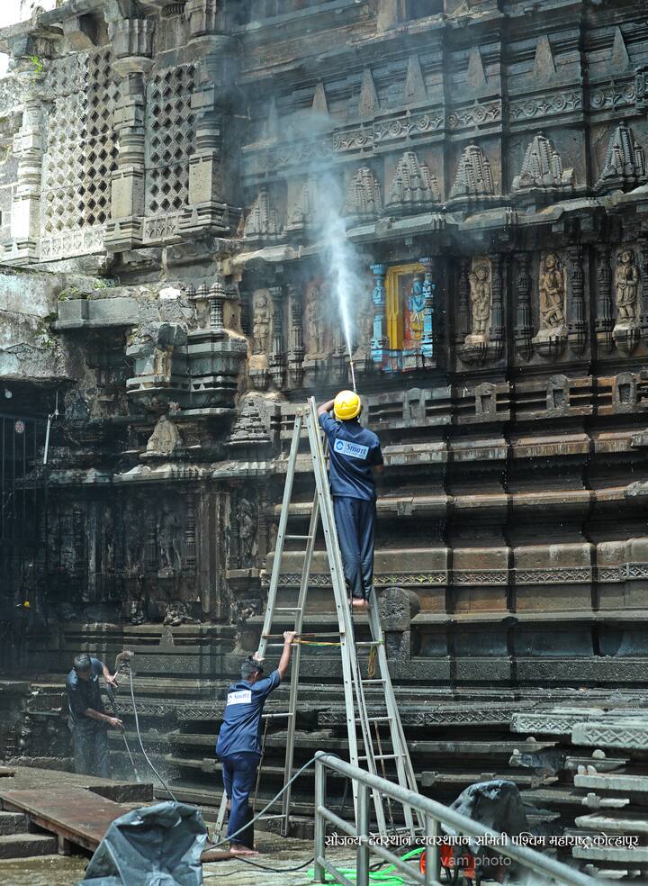 निर्बंधमुक्त दसरा होणार असल्याने यावेळी मंदिरात विक्रमी गर्दी होण्याची शक्यता आहे.