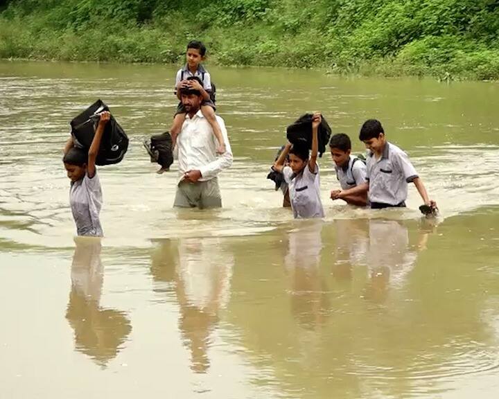 villagers travel through river water due to no road struggle of citizens of Beed s Hingani and Munde villagers Beed News : पाण्यातून जाणारी जीवघेणी वाट, बीडच्या हिंगणी आणि मुंडे वस्तीतील नागरिकांचा संघर्ष