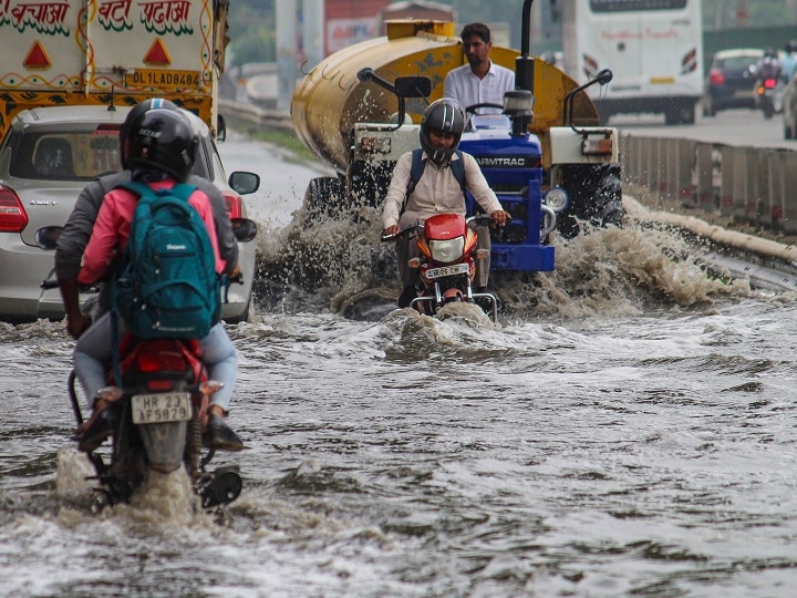 दिल्ली समेत देश के कई स्मार्ट-शहर बारिश के पानी में डूबे, लोगों का फूटा गुस्सा, ड्रेनेज सिस्टम पर उठाए सवाल