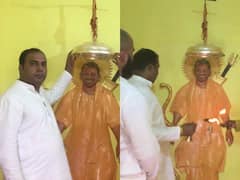 CM Yogi Temple: योगी मंदिर पहुंचे अमित जानी ने चढ़ाया सवा किलो चांदी का छत्र, देखिए- तस्वीरें