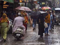 पानी-पानी राजधानी: बारिश से टूटी सड़कें, उखड़े पेड़, ट्रैफिक जाम से बेहाल हुए लोग, देखें तस्वीरें