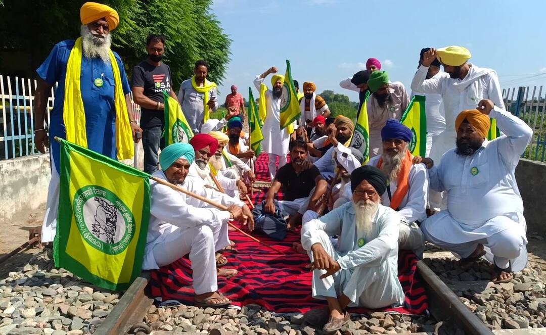 In Ferozepur, Ugrahan organization jammed the railway track, raised slogans ਫਿਰੋਜ਼ਪੁਰ 'ਚ ਉਗਰਾਹਾਂ ਜਥੇਬੰਦੀ ਨੇ ਰੇਲਵੇ ਟਰੈਕ ਕੀਤਾ ਜਾਮ, ਧਰਨਾ ਲਾ ਕੀਤੀ ਨਾਅਰੇਬਾਜ਼ੀ