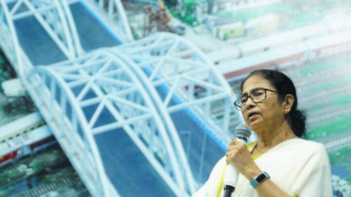 ২০১৮ সালের সেপ্টেম্বরে মাঝেরহাটে ব্রিজ-বিপর্যয়ের পর কলকাতার সবকটি ব্রিজের স্বাস্থ্য পরীক্ষা হয়। সেই রিপোর্ট দেখে ২০১৯-এর অক্টোবরে  টালা ব্রিজ ভাঙার সিদ্ধান্ত নেওয়া হয়।