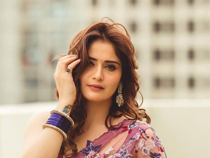 आता आरतीचे हे फोटो सोशल मीडियावर व्हायरल होत आहेत. या लूकमध्ये अभिनेत्री खूपच सुंदर दिसत आहे. आता आरतीचे हे फोटो सोशल मीडियावर व्हायरल होत आहेत. या लूकमध्ये अभिनेत्री खूपच सुंदर दिसत आहे. (फोटो सौजन्य : artisingh5/इंस्टाग्राम)