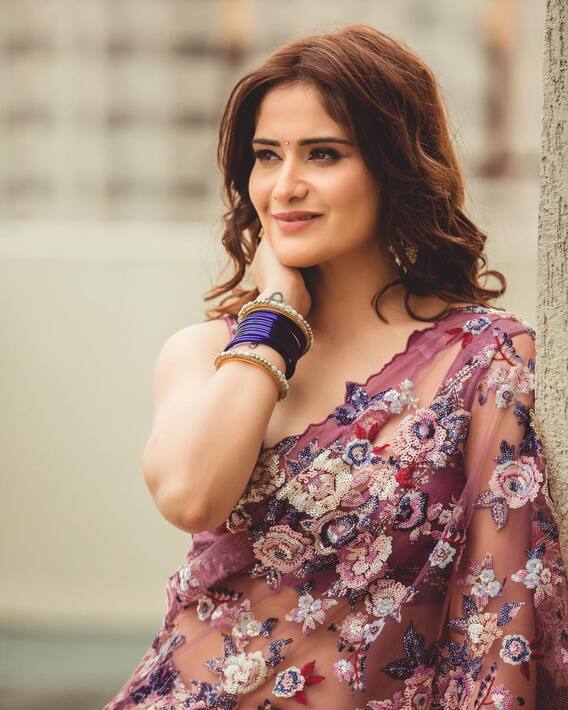 आरती सिंह तस्वीरें: आरती सिंह ने किया स्टाइलिश साड़ी फोटोशूट, दिए सिजलिंग पोज! आरती सिंह तस्वीरें: आरती सिंह ने किया स्टाइलिश साड़ी फोटोशूट, दिए सिजलिंग पोज!