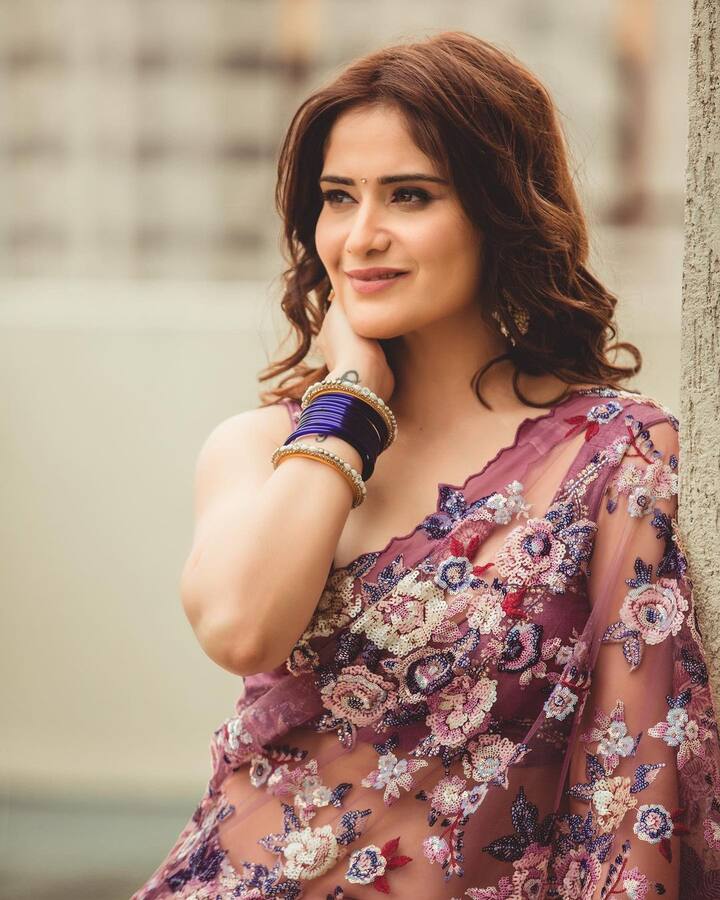 आरतीने नुकतेच तिच्या इंस्टाग्राम पेजवर काही फोटो शेअर केले आहेत, ज्यामध्ये ती साडीमध्ये दिसत आहे. (फोटो सौजन्य : artisingh5/इंस्टाग्राम)
