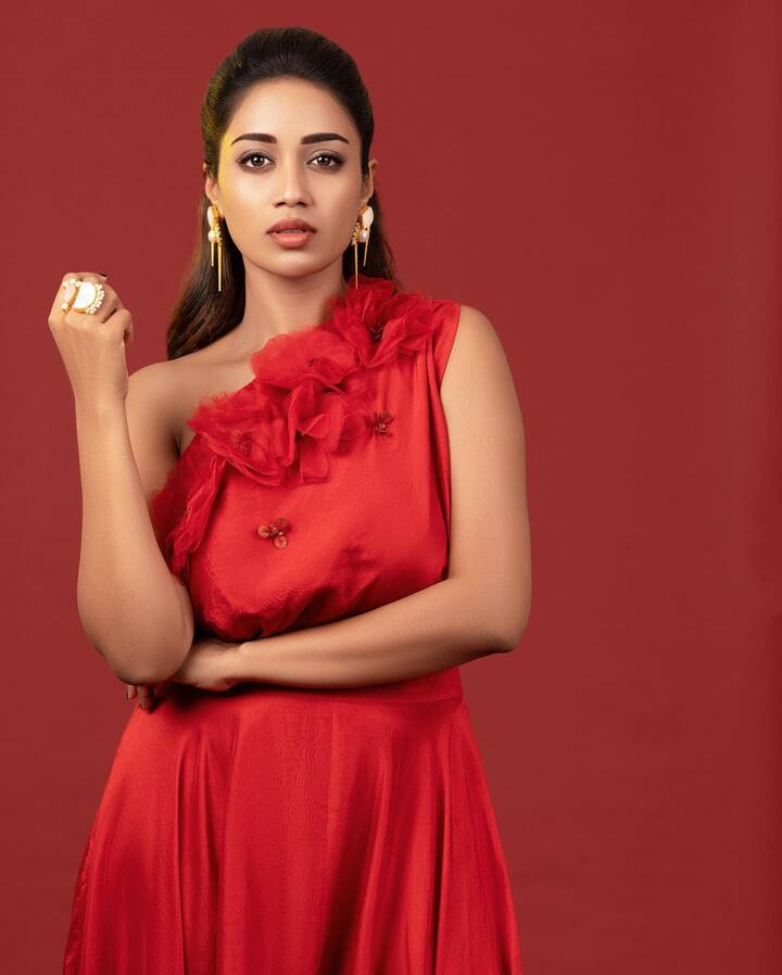 వరుస ఆఫర్స్ అందిపుచ్చుకుంటున్న నివేదా పేతురాజ్ కి 'అలవైకుంఠపురంలో' సినిమాతో తెలుగు ప్రేక్షకులకు మరింత చేరువైంది. ఆ తర్వాత విశ్వక్ సేన్ హీరోగా తెరకెక్కిన ‘పాగల్’లో మెప్పించింది. విరాటపర్వంలోనూ చిన్న పాత్రలో మెరిసింది.