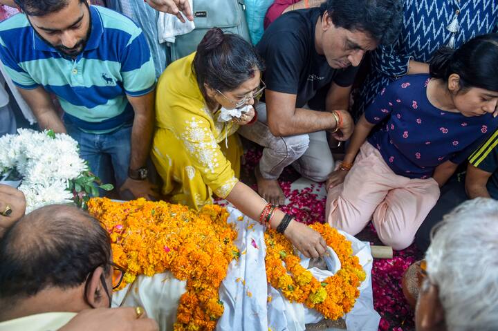 একদিন যাঁর উপস্থিতিতেই ঠোঁটের কোনে হাসি ফুটে উঠত সবার, তিনি আর কখনও কথা বলবেন না, মঞ্চ আলো করবেন না ভেবেই চোখ ভিজছে সবার। দিল্লির এইমস হাসপাতালে গতকাল থেমে গিয়েছে কমেডিয়ান রাজু শ্রীবাস্তবের লড়াই। ১ মাসেরও বেশ সময় ধরে টানা লড়াই চলার পরে পরলোকে পাড়ি দিয়েছেন শিল্পী।