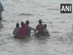 पानी-पानी राजधानी: बारिश से टूटी सड़कें, उखड़े पेड़, ट्रैफिक जाम से बेहाल हुए लोग, देखें तस्वीरें