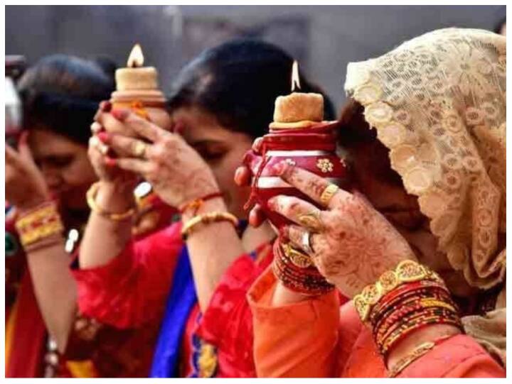 करवा चौथ व्रत की कथा को पूरे ध्यान से सुनें. इस व्रत को पूरे विधि-विधान के साथ करना जरूरी होता है. ज्यादातर महिलाएं शाम के 4-5 बजे कथा सुनकर और पूजा करके चाय या जूस पी लेती हैं. आप भी ऐसा कर सकती हैं.