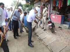 भोपाल: स्वच्छता पखवाड़े में कलेक्टर और जिला पंचायत सीईओ ने लगाई झाड़ू, बच्चों के साथ निकाली रैली