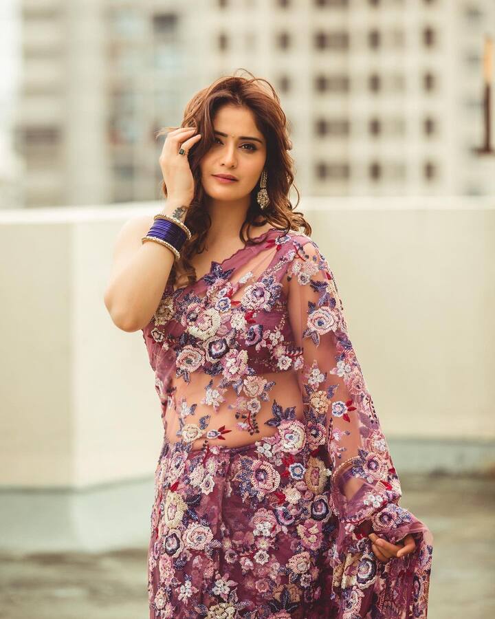 तिचा लूक पूर्ण करण्यासाठी तिने कानात झुमके घातले आहेत त्यासोबत तिने केस मोकळे सोडले आहेत.(फोटो सौजन्य:artisingh5/इंस्टाग्राम)