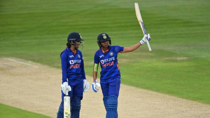 Harmanpreet Kaur: ইংল্যান্ডের বিরুদ্ধে দ্বিতীয় ওয়ান ডে ম্যাচে হরমনপ্রীত কৌর ১১১ বলে অপরাজিত ১৪৩ রানের ইনিংস খেলেন। তাঁর ইনিংস সাজানো ছিল ১৮টি চার ও চারটি ছক্কায়।