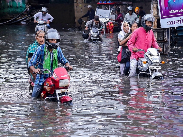 दिल्ली समेत देश के कई स्मार्ट-शहर बारिश के पानी में डूबे, लोगों का फूटा गुस्सा, ड्रेनेज सिस्टम पर उठाए सवाल