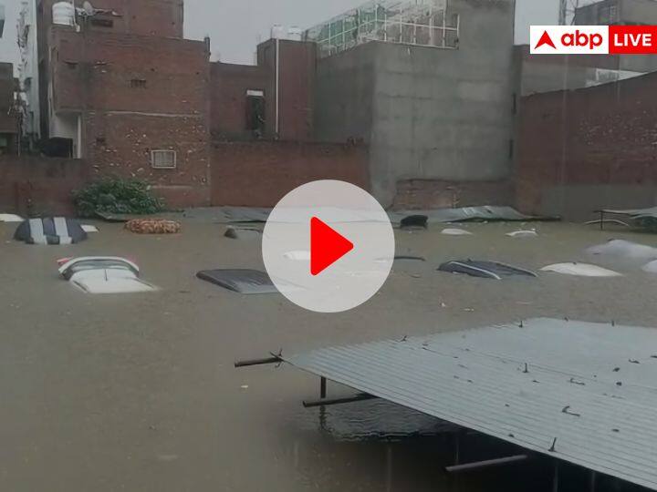 Watch: 50 vehicles parked in garage submerged in water in Firozabad video went viral ann Watch: फिरोजाबाद में आफत की बारिश, गैरेज में खड़ी कई गाड़ियां पानी में डूबीं, सामने आया वीडियो